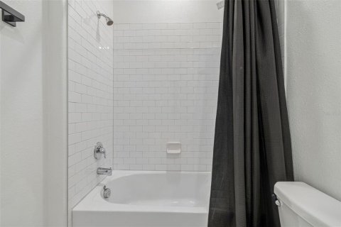 Townhouse in PALM RIVER TOWNHOMES in Tampa, Florida 4 bedrooms, 192.96 sq.m. № 2124939 - photo 21