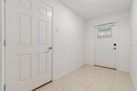 Townhouse in PALM RIVER TOWNHOMES in Tampa, Florida 4 bedrooms, 192.96 sq.m. № 2124939 - photo 5