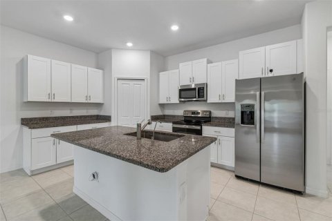 Townhouse in PALM RIVER TOWNHOMES in Tampa, Florida 4 bedrooms, 192.96 sq.m. № 2124939 - photo 11
