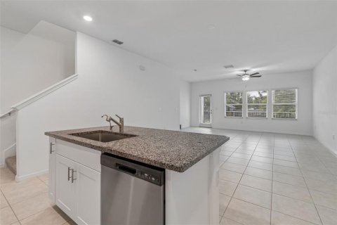 Townhouse in PALM RIVER TOWNHOMES in Tampa, Florida 4 bedrooms, 192.96 sq.m. № 2124939 - photo 7