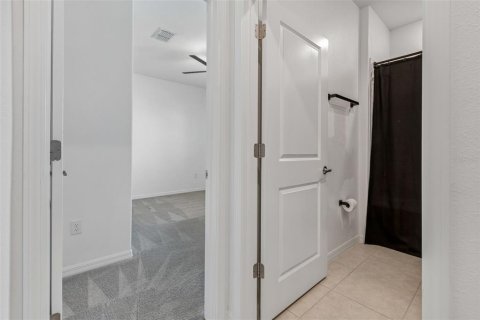 Townhouse in PALM RIVER TOWNHOMES in Tampa, Florida 4 bedrooms, 192.96 sq.m. № 2124939 - photo 16
