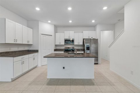 Townhouse in PALM RIVER TOWNHOMES in Tampa, Florida 4 bedrooms, 192.96 sq.m. № 2124939 - photo 9