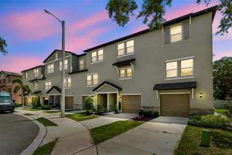 Townhouse in PALM RIVER TOWNHOMES in Tampa, Florida 4 bedrooms, 192.96 sq.m. № 2124939 - photo 3