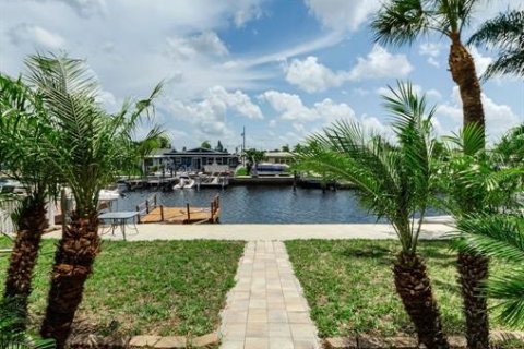 House in New Port Richey, Florida 2 bedrooms, 96.99 sq.m. № 2222745 - photo 2