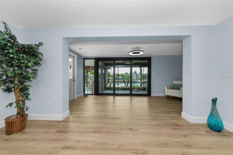 House in New Port Richey, Florida 2 bedrooms, 96.99 sq.m. № 2222745 - photo 11