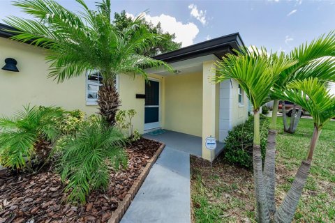 House in New Port Richey, Florida 2 bedrooms, 96.99 sq.m. № 2222745 - photo 7