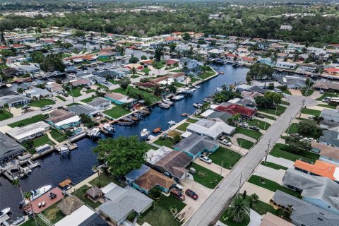 House in New Port Richey, Florida 2 bedrooms, 96.99 sq.m. № 2222745 - photo 6