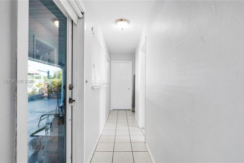 House in Hollywood, Florida 3 bedrooms, 167.6 sq.m. № 2086343 - photo 8