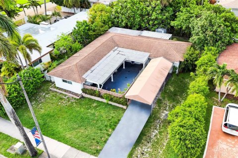 House in Hollywood, Florida 3 bedrooms, 167.6 sq.m. № 2086343