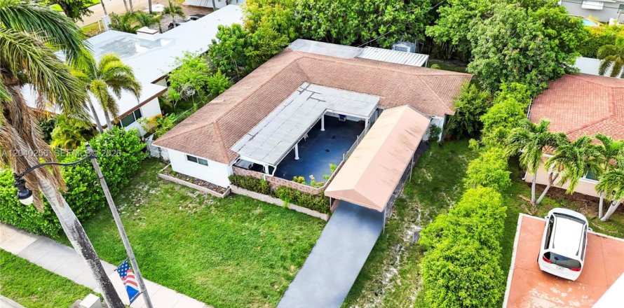 House in Hollywood, Florida 3 bedrooms, 167.6 sq.m. № 2086343