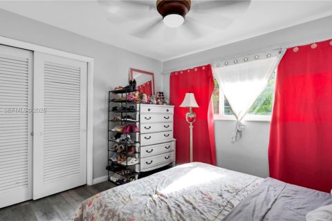 House in Hollywood, Florida 3 bedrooms, 167.6 sq.m. № 2086343 - photo 10
