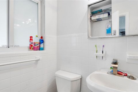 House in Hollywood, Florida 3 bedrooms, 167.6 sq.m. № 2086343 - photo 22