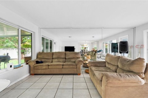 House in Hollywood, Florida 3 bedrooms, 167.6 sq.m. № 2086343 - photo 18