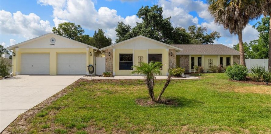 House in Spring Hill, Florida 4 bedrooms, 217.39 sq.m. № 2221800