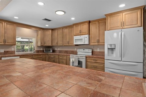 House in Spring Hill, Florida 4 bedrooms, 217.39 sq.m. № 2221800 - photo 18