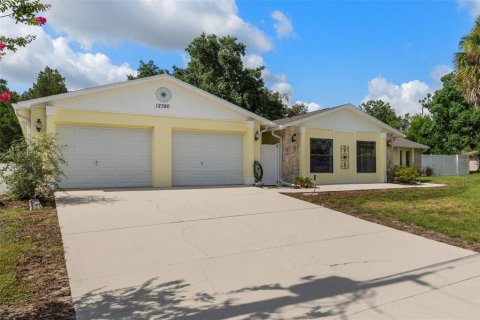 House in Spring Hill, Florida 4 bedrooms, 217.39 sq.m. № 2221800 - photo 5