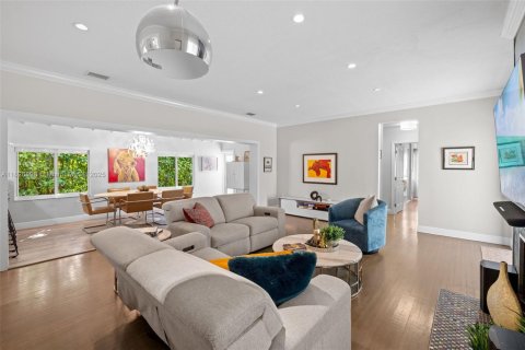 House in Coral Gables, Florida 3 bedrooms, 192.68 sq.m. № 1799072 - photo 6