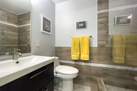 House in Coral Gables, Florida 3 bedrooms, 192.68 sq.m. № 1799072 - photo 30
