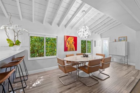 House in Coral Gables, Florida 3 bedrooms, 192.68 sq.m. № 1799072 - photo 10