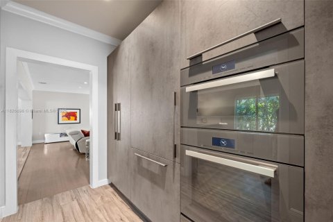 House in Coral Gables, Florida 3 bedrooms, 192.68 sq.m. № 1799072 - photo 15
