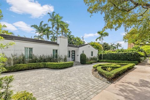 House in Coral Gables, Florida 3 bedrooms, 192.68 sq.m. № 1799072 - photo 3