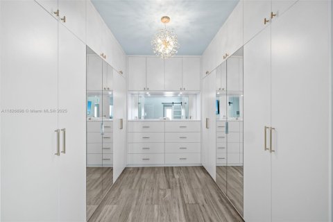 House in Coral Gables, Florida 3 bedrooms, 192.68 sq.m. № 1799072 - photo 20