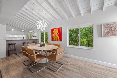 House in Coral Gables, Florida 3 bedrooms, 192.68 sq.m. № 1799072 - photo 8