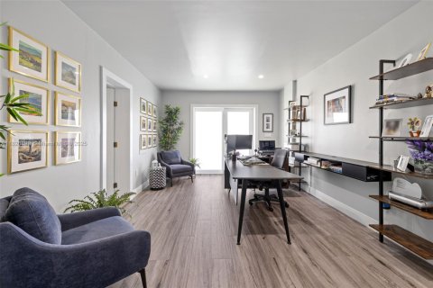 House in Coral Gables, Florida 3 bedrooms, 192.68 sq.m. № 1799072 - photo 16