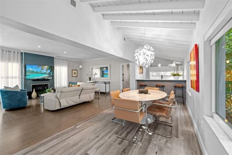 House in Coral Gables, Florida 3 bedrooms, 192.68 sq.m. № 1799072 - photo 9