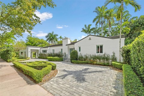 House in Coral Gables, Florida 3 bedrooms, 192.68 sq.m. № 1799072 - photo 1