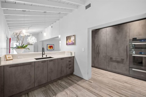 House in Coral Gables, Florida 3 bedrooms, 192.68 sq.m. № 1799072 - photo 14