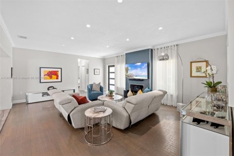 House in Coral Gables, Florida 3 bedrooms, 192.68 sq.m. № 1799072 - photo 5