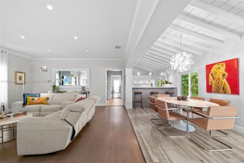 House in Coral Gables, Florida 3 bedrooms, 192.68 sq.m. № 1799072 - photo 7