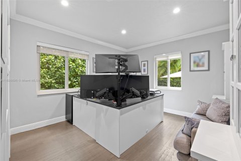 House in Coral Gables, Florida 3 bedrooms, 192.68 sq.m. № 1799072 - photo 28