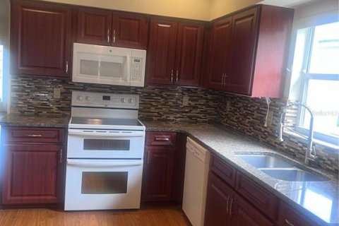Villa ou maison à louer à Brandon, Floride: 4 chambres, 181.72 m2 № 2148292 - photo 5