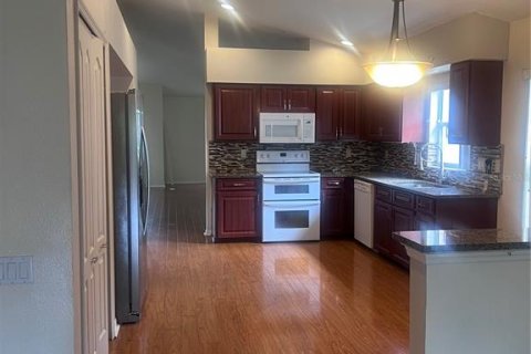 Villa ou maison à louer à Brandon, Floride: 4 chambres, 181.72 m2 № 2148292 - photo 4
