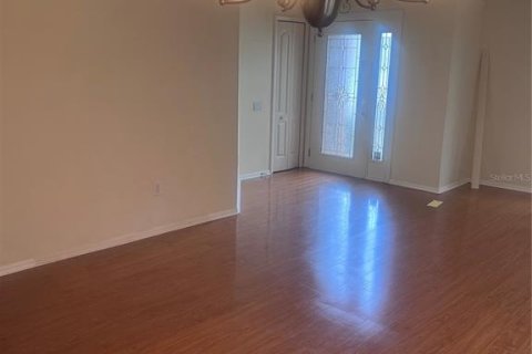 Villa ou maison à louer à Brandon, Floride: 4 chambres, 181.72 m2 № 2148292 - photo 3
