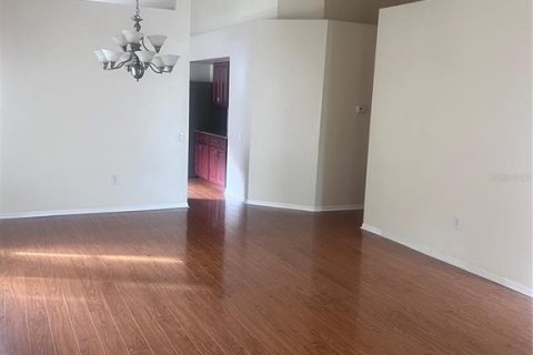 Villa ou maison à louer à Brandon, Floride: 4 chambres, 181.72 m2 № 2148292 - photo 12
