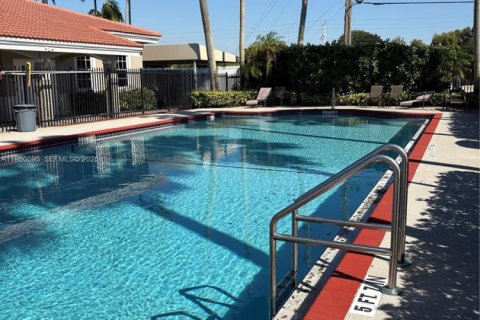 Townhouse in Miramar, Florida 2 bedrooms, 107.12 sq.m. № 2011753 - photo 23