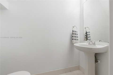 Townhouse in Miramar, Florida 2 bedrooms, 107.12 sq.m. № 2011753 - photo 12