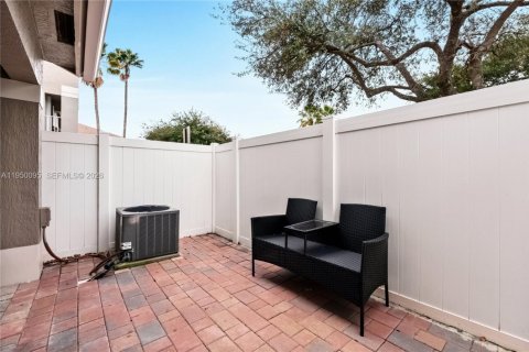 Townhouse in Miramar, Florida 2 bedrooms, 107.12 sq.m. № 2011753 - photo 22