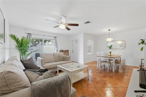 Townhouse in Miramar, Florida 2 bedrooms, 107.12 sq.m. № 2011753 - photo 4