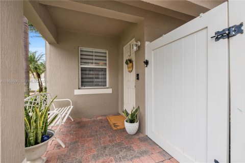 Townhouse in Miramar, Florida 2 bedrooms, 107.12 sq.m. № 2011753 - photo 3