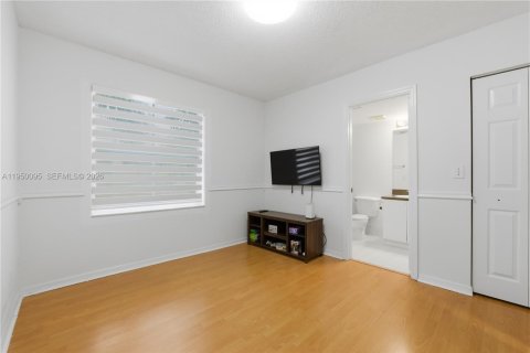 Townhouse in Miramar, Florida 2 bedrooms, 107.12 sq.m. № 2011753 - photo 20