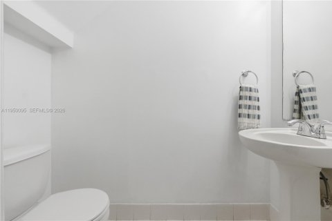 Townhouse in Miramar, Florida 2 bedrooms, 107.12 sq.m. № 2011753 - photo 11