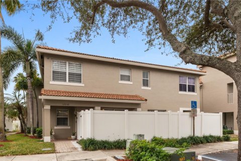 Townhouse in Miramar, Florida 2 bedrooms, 107.12 sq.m. № 2011753 - photo 2