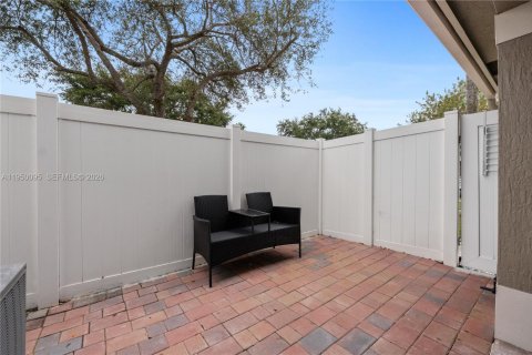 Townhouse in Miramar, Florida 2 bedrooms, 107.12 sq.m. № 2011753 - photo 21