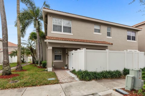 Townhouse in Miramar, Florida 2 bedrooms, 107.12 sq.m. № 2011753
