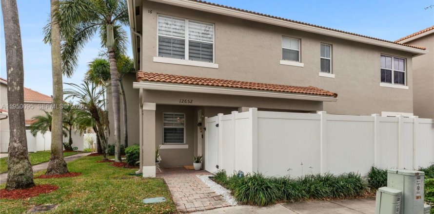 Townhouse in Miramar, Florida 2 bedrooms, 107.12 sq.m. № 2011753