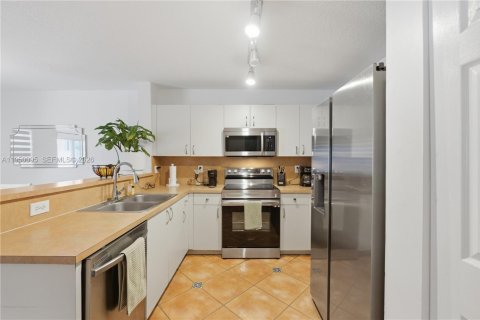 Townhouse in Miramar, Florida 2 bedrooms, 107.12 sq.m. № 2011753 - photo 8